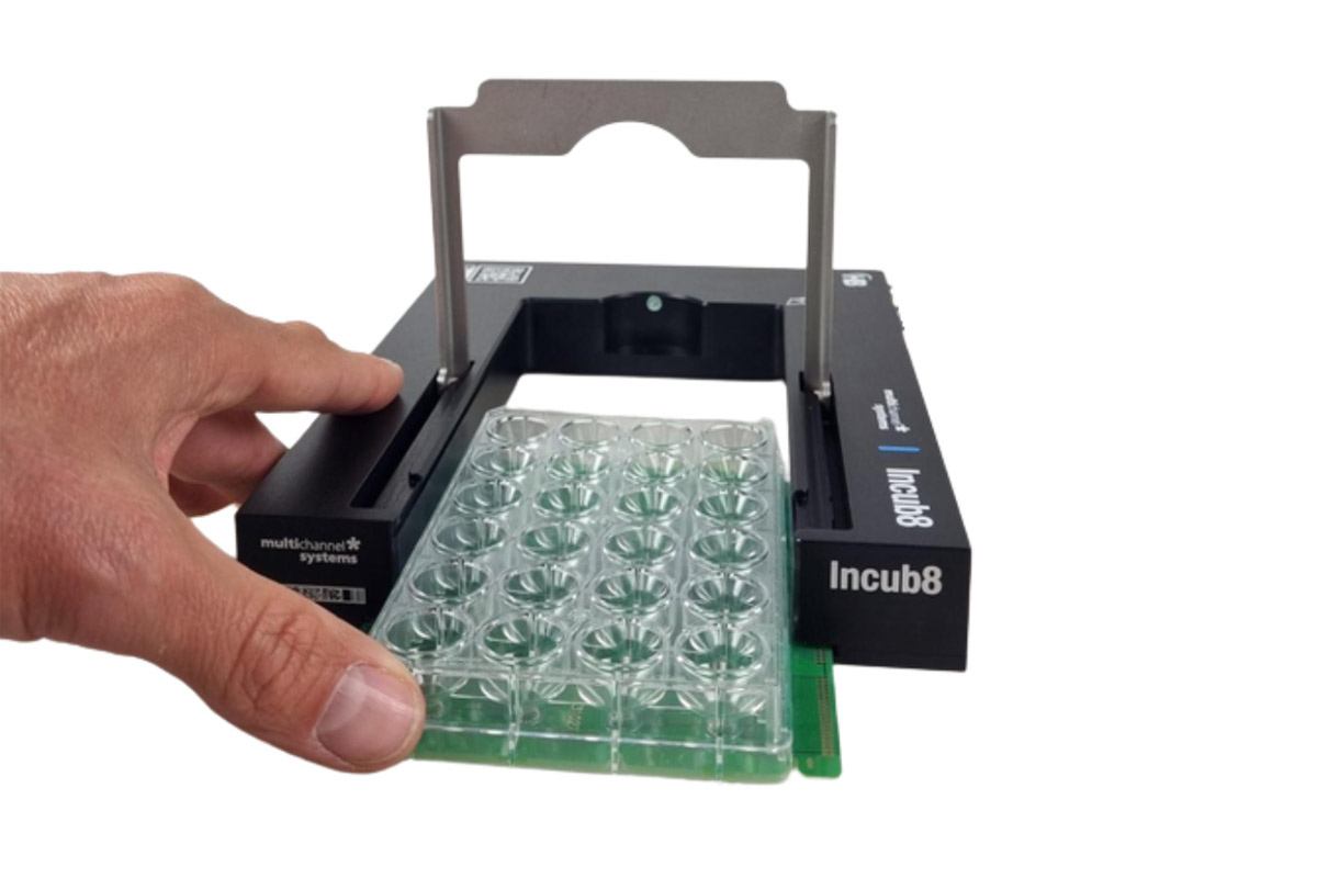 Incub8-multiwell-MEA-front-open-inserting-a-plate---MCS-HBio